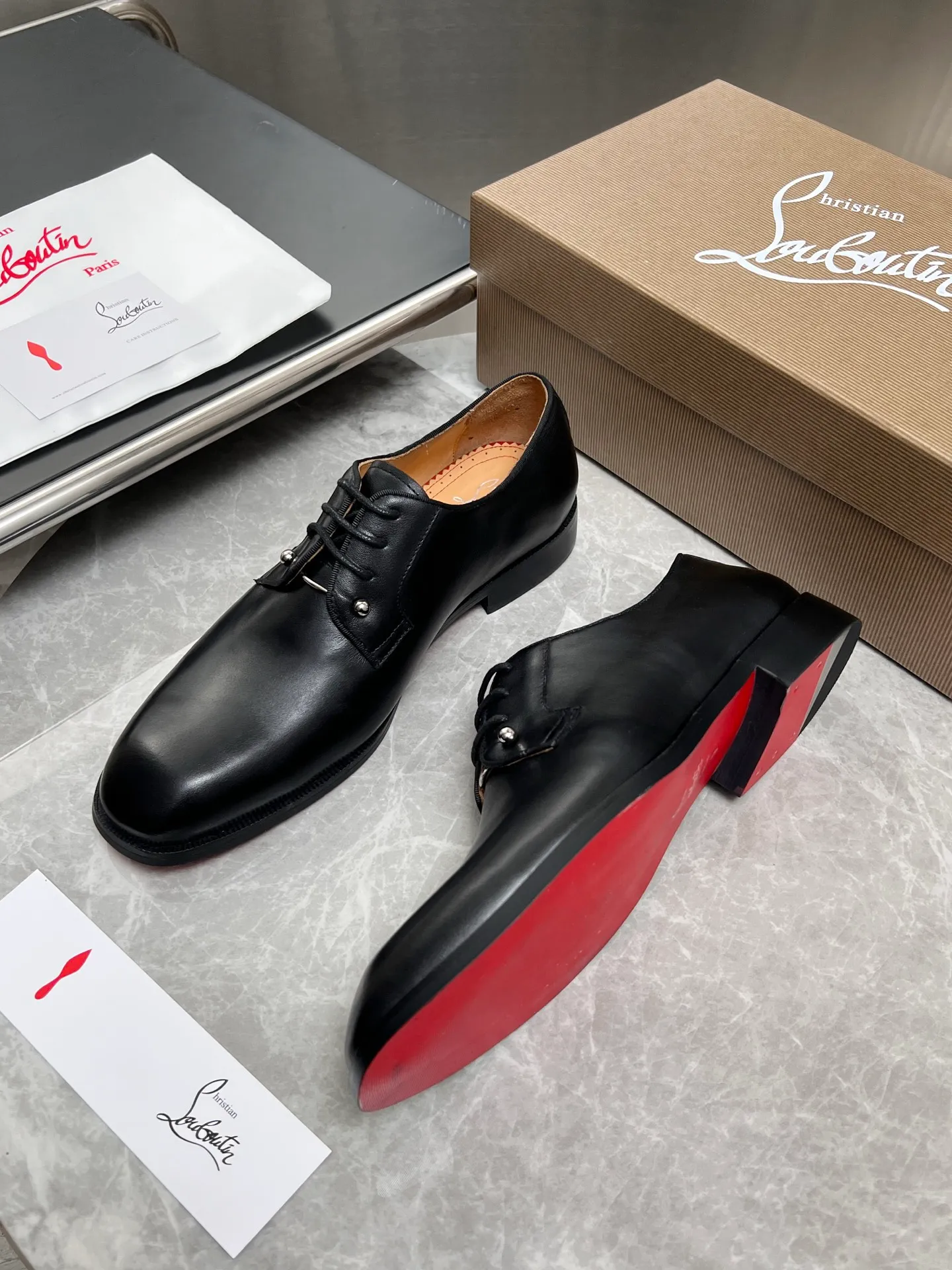 [CL red sole] Top P: 900💰 Number of yards: 39~44 (38.4546. Customized, non-refundable) CL new men's formal shoes Loaf leather shoes Christia* Loubouti* red sole shoes The red sole is luxurious and elegant, reshaping the style boundary of casual formal wear. It is extremely innovative in material selection, and creates a rich visual and tactile experience through the collision of different materials! Made of top-grade calfskin/glossy patent leather/spliced ​​technical fabric in contrasting colors. The upper is stitched by hand with fine and even stitching. It is based on the square-toe loafer shoe shape, with neat and elegant lines, which fits the toughness of men's wear. The upper is embellished with metal rivets, injecting individual details into classic loafers, breaking the mediocrity of casual shoes, and giving a concrete expression of "low-key luxury". From the original color/red cowhide lining inside the shoe to the instantly recognizable red sole, the "red sole" is not only the brand's visual identity, but also a "luxury codeword" when walking. The red sole exposed inadvertently conveys taste and identity instantly. From the innovative splicing of materials, to the personalized fusion of design, to the ingenious inheritance of craftsmanship, the Christian Louboutin men's loafer series is not only a pair of casual shoes, but also a "yuppie style" dressing weapon for men. Whether it is a casual business meeting or a casual look for daily travel, it can help you become a unique and stylish man in every occasion with its "red Loaf" attitude.